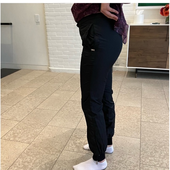 Prada exercise pants. Size 2 - Picture 1 of 10